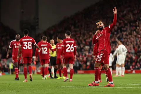 بهدف من صناعة إيميليانو مارتينيز.. صلاح يسجل رقما قياسيا مع ليفربول في الدوري الإنجليزي